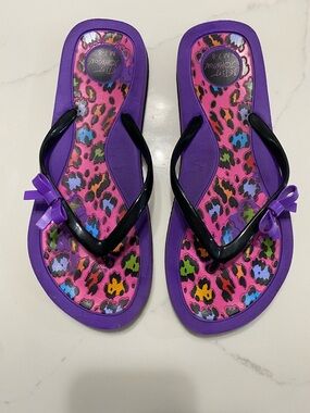 Betsey Johnson Woman’s Purple and Pink Leopard-Print Flip Flops SZ 7/8